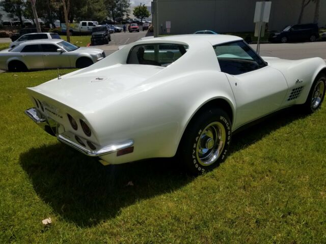 1971 White Chevrolet Corvette Coupe