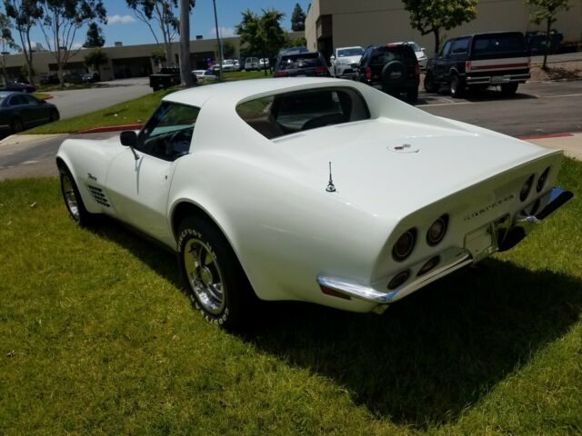 1971 White Chevrolet Corvette Coupe