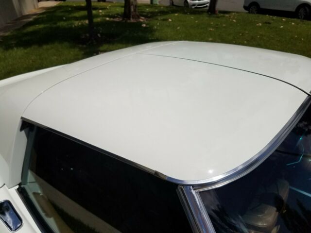 1971 White Chevrolet Corvette Coupe