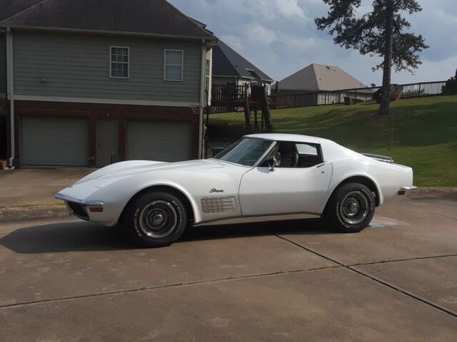 1971 White Chevrolet Corvette Coupe