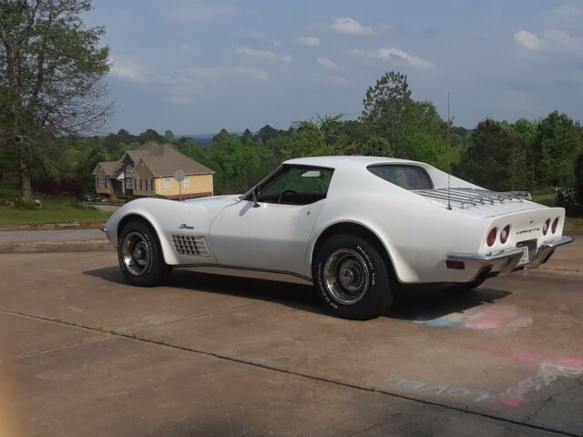 1971 White Chevrolet Corvette Coupe