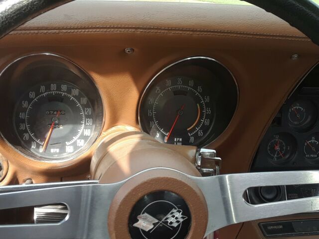 1971 White Chevrolet Corvette Coupe