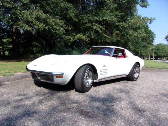 1971 White Chevrolet Corvette