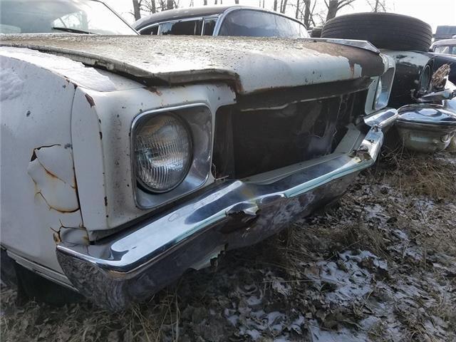 1971 White Chevrolet Monte Carlo --