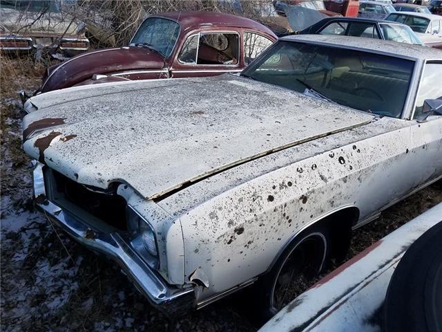 1971 White Chevrolet Monte Carlo --