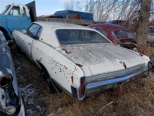1971 White Chevrolet Monte Carlo --