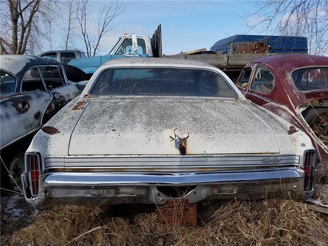 1971 White Chevrolet Monte Carlo --