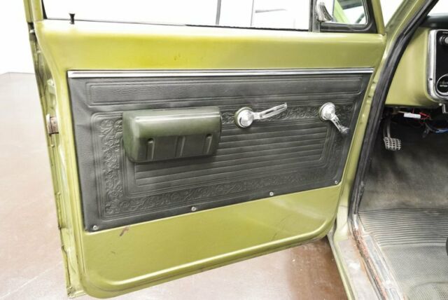 1971 Green Chevrolet Suburban SUV