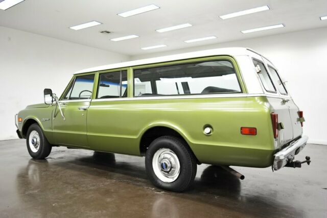 1971 Green Chevrolet Suburban SUV