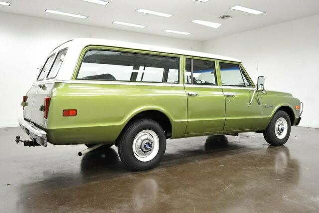 1971 Green Chevrolet Suburban SUV