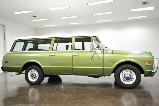 1971 Green Chevrolet Suburban SUV