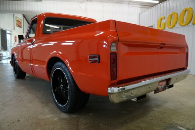 1971 Red Chevrolet C-10 --