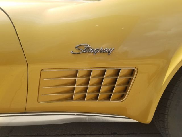 1971 war bonnet yellow Chevrolet Corvette Coupe