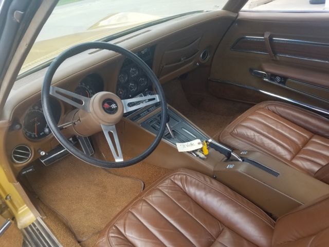 1971 war bonnet yellow Chevrolet Corvette Coupe