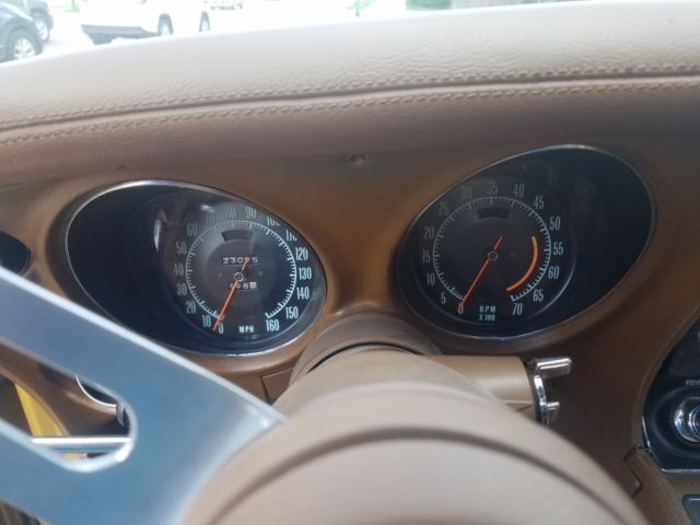 1971 war bonnet yellow Chevrolet Corvette Coupe