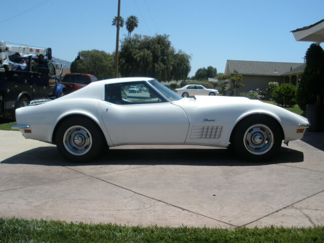 1971 White Chevrolet Corvette Coupe