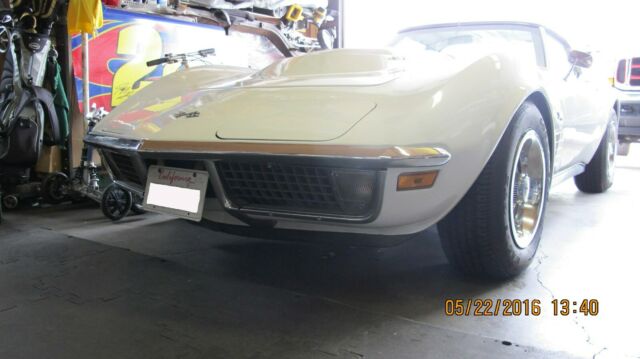 1971 White Chevrolet Corvette Coupe