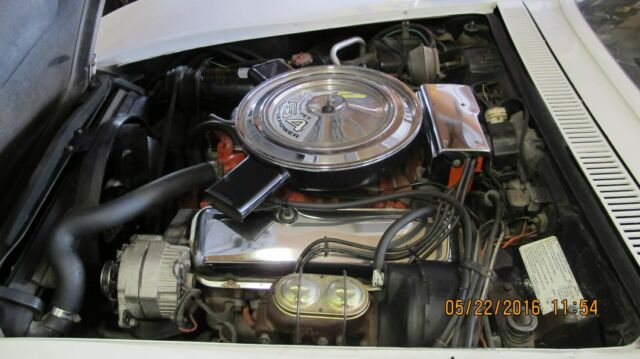 1971 White Chevrolet Corvette Coupe