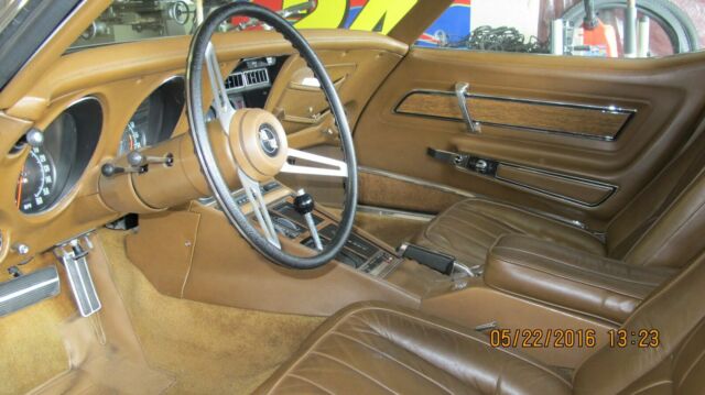 1971 White Chevrolet Corvette Coupe