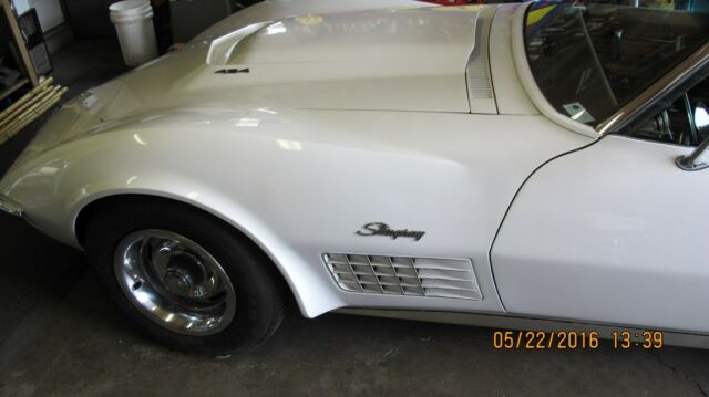1971 White Chevrolet Corvette Coupe
