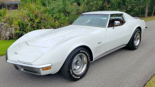 1971 White Chevrolet Corvette Coupe