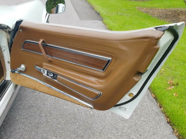 1971 White Chevrolet Corvette Coupe