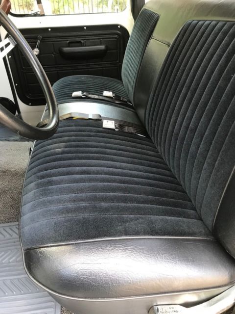 1971 green/white Ford F-250 Standard Cab Pickup