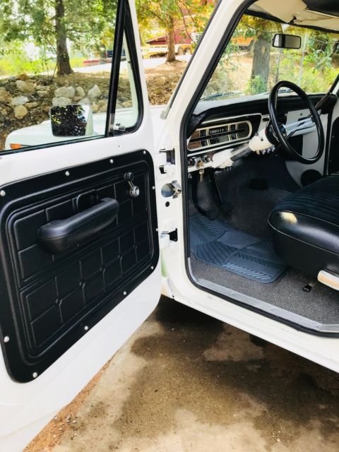 1971 green/white Ford F-250 Standard Cab Pickup