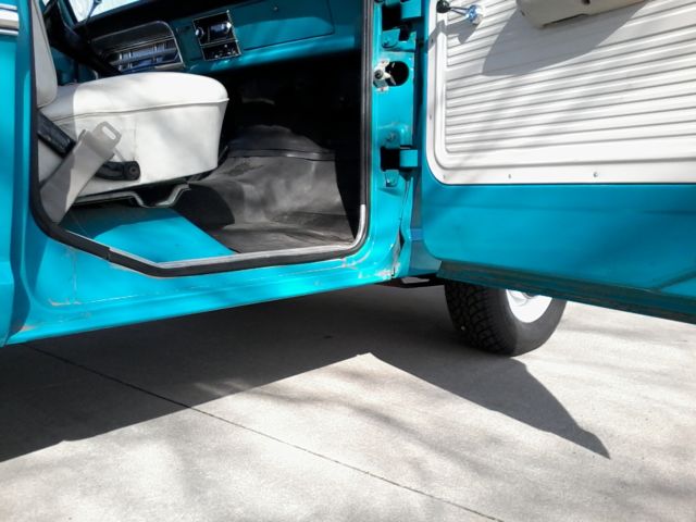 1971 Grabber blue/white cab roof Ford F-100 pickup truck