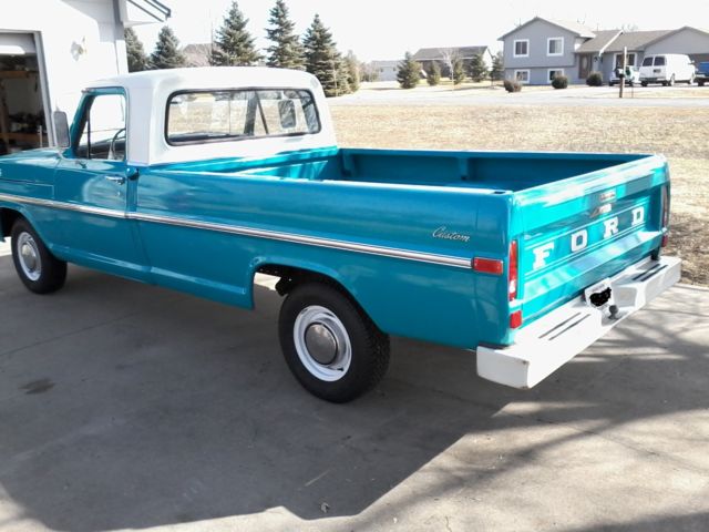 1971 Grabber blue/white cab roof Ford F-100 pickup truck
