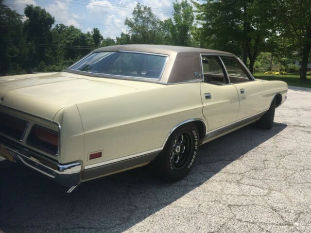 1971 Yellow Ford LTD Sedan