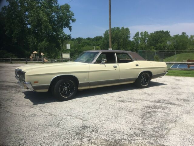1971 Yellow Ford LTD Sedan