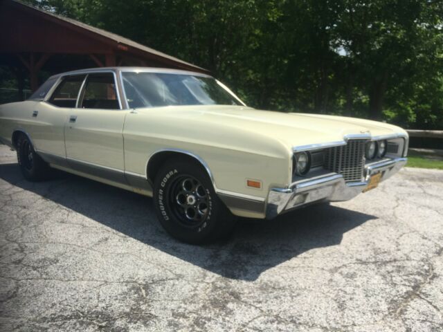 1971 Yellow Ford LTD Sedan
