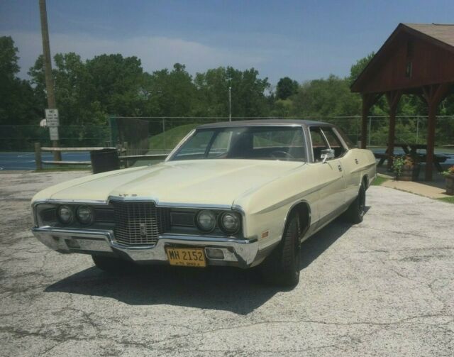 1971 Yellow Ford LTD Sedan