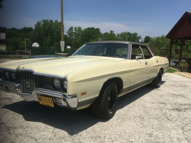1971 Yellow Ford LTD Sedan
