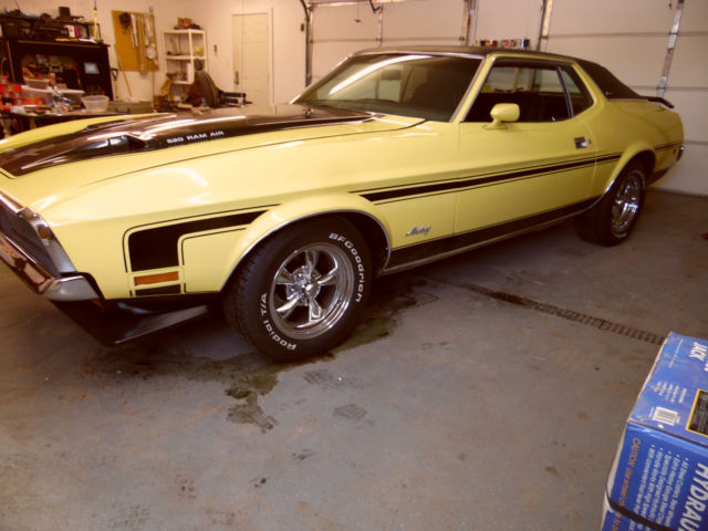 1971 YELLOW AND BLACK Ford Mustang U/K