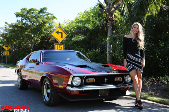 1971 Candy Red met Ford Mustang Fastback