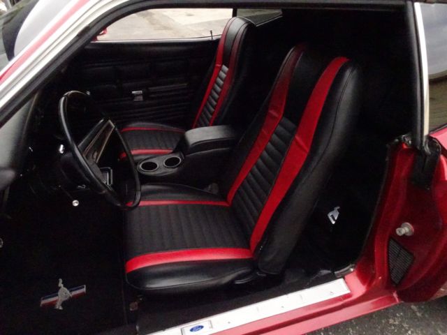 1971 Candy Red met Ford Mustang Fastback