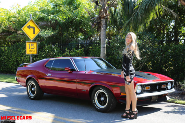 1971 Candy Red met Ford Mustang Fastback