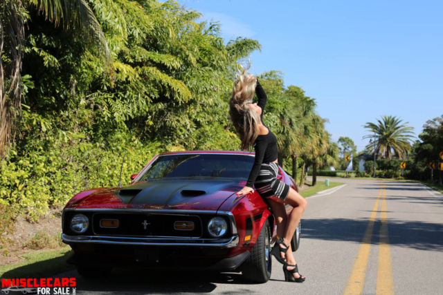 1971 Candy Red met Ford Mustang Fastback