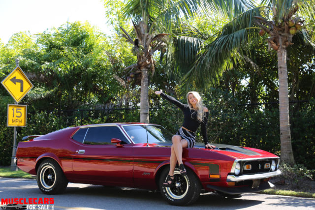 1971 Candy Red met Ford Mustang Fastback