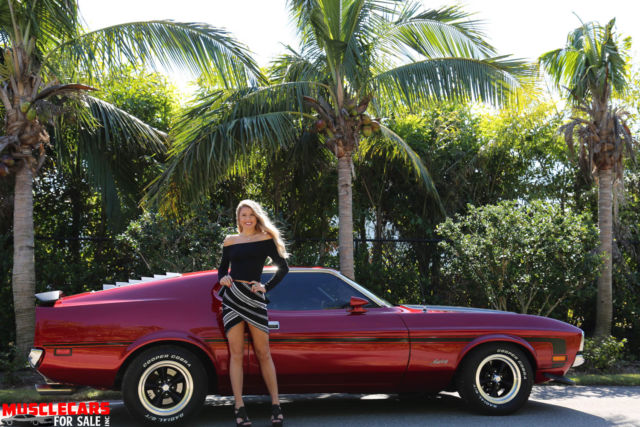 1971 Candy Red met Ford Mustang Fastback