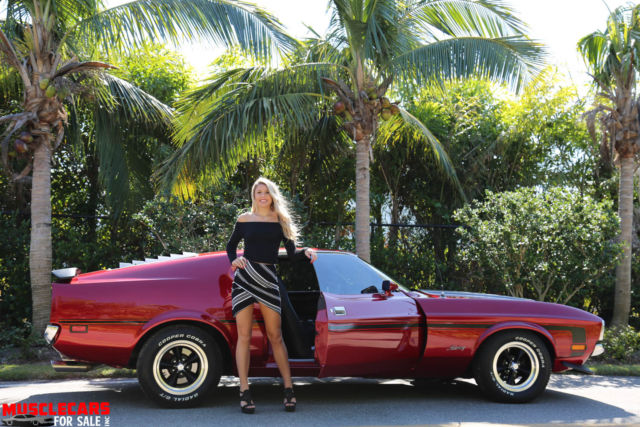 1971 Candy Red met Ford Mustang Fastback