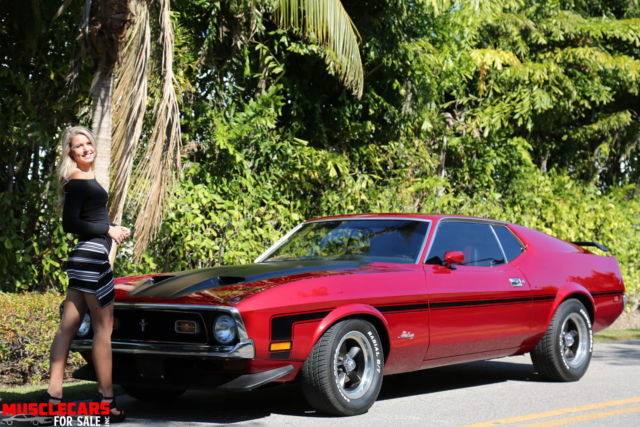 1971 Candy Red met Ford Mustang Fastback