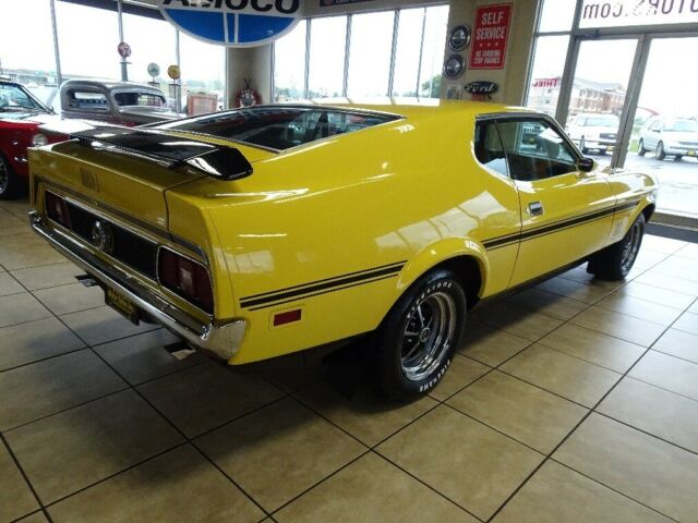 1971 Yellow Ford Mustang --