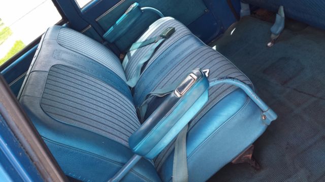 1971 White GMC Suburban Wagon