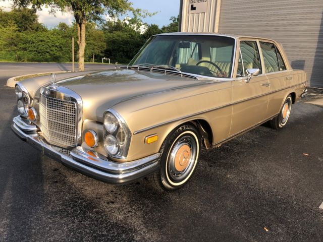 1971 Gold Mercedes-Benz 200-Series Sedan