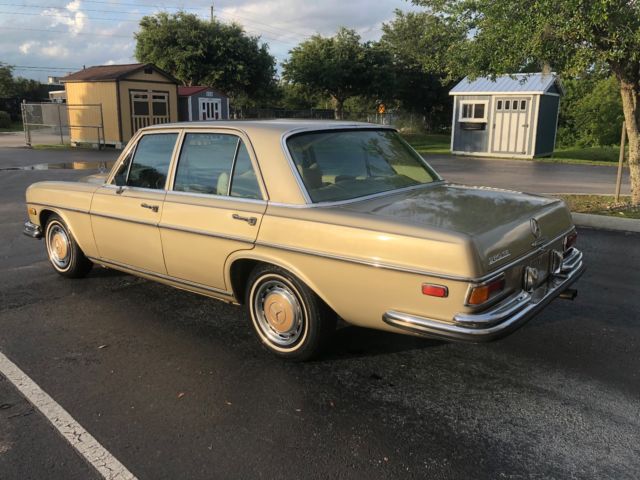 1971 Gold Mercedes-Benz 200-Series Sedan