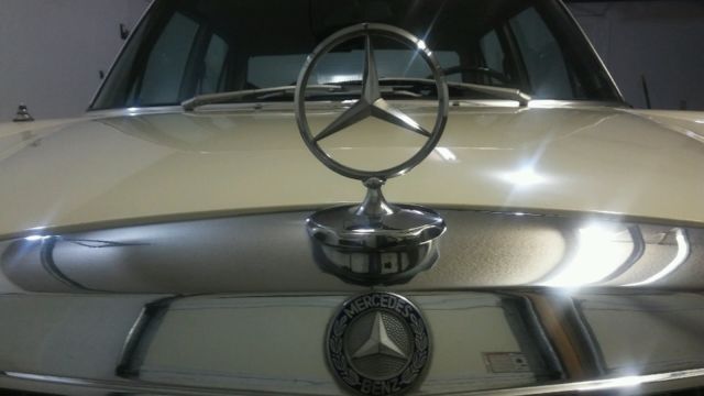 1971 Mercedes-Benz 200-Series Sedan