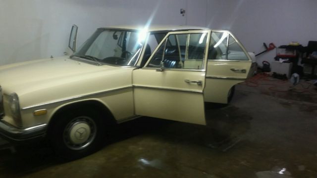 1971 Mercedes-Benz 200-Series Sedan